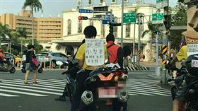網友不滿重機未戴安全帽上路抗議，PO文罵白癡要檢舉反被嗆。（圖／翻攝臉書）