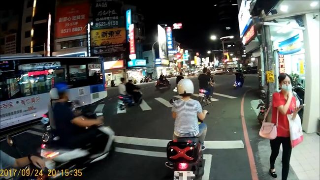 屁孩無視號誌穿梭街頭　還自備指揮棒