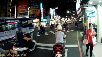 屁孩無視號誌穿梭街頭　還自備指揮棒