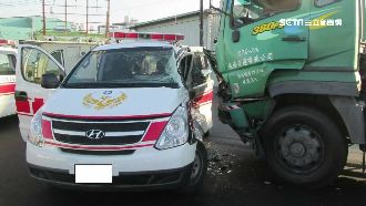 拖板車撞救護車　司機：沒聽到鳴笛