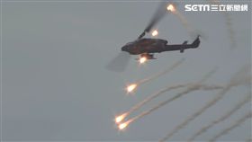 震撼! 眼鏡蛇直升機 高空發射熱焰彈