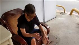 警方到場後發現男子神情恍惚，疑似吸膠吸ㄎ一ㄤ。（圖／翻攝自我是永和人）