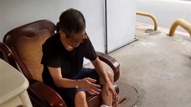 疑吸膠吸ㄎ一ㄤ　男隨機扯女路人頭髮