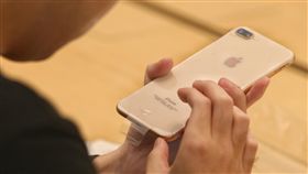 果粉端詳金色iPhone 8 PlusApple台北101直營店22日開賣iPhone 8系列新機，一名日前在網路上預約的消費者到場領貨後，仔細檢查熱騰騰的金色iPhone 8 Plus。中央社記者徐肇昌攝  106年9月22日