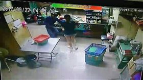 吳嫌持開山刀搶走1萬5千元現金。（圖／翻攝畫面）