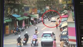 白車不滿謝男超車，一路尾隨在後。（圖／翻攝畫面）