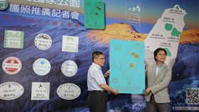 葉俊榮許文龍推廣國家公園微旅行護照內政部長葉俊榮（右）、營建署長許文龍（左）25日出席「台灣國家公園微旅行護照」推廣記者會，鼓勵民眾來場微旅行，探索台灣各個國家公園之美。中央社記者謝佳璋攝　106年9月25日