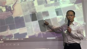 福五首批影像有光斑  太空中心3招調校國研院太空中心副主任余憲政19日表示，福衛五號自8月25日升空後，9月8日傳回首批拍攝照片出現模糊和光斑現象，初判為焦距偏移造成，正透過溫度調控等3種方式進行調校，粗估約需2至3個月。中央社記者黃麗芸攝  106年9月19日