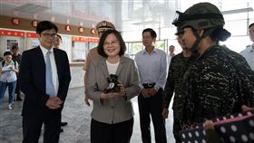 蔡英文總統視察「海軍陸戰隊99旅」，獲贈「陸戰數位迷彩泰迪熊」的小熊。（圖／總統府提供）