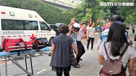 統促黨總裁白狼張安樂召開記者會，並提供影片藉以自清，卻意外踢爆豬隊友帶鋁棒嗆學生（翻攝畫面）