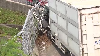 修路樹道路縮減！國道5車連環撞翻覆