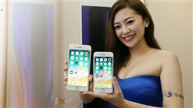 iPhone 8開賣（3）電信業者22日開賣iPhone 8系列新機，各家電信都出現購機人潮，中華電信模特兒展示iPhone8、8 Plus兩隻不同尺寸的新機，首賣現場也提供供果粉試用。中央社記者吳家昇攝  106年9月22日