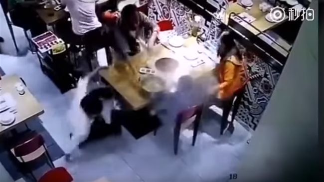 火鍋店員腳滑　沸騰熱湯全潑男童臉…