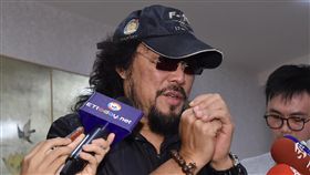 張菲父喪　後事低調（1）藝人張菲（中）、費玉清的父親張舞曦日前辭世，張菲25日下午露面受訪表示，不會發訃聞、不辦公祭，家祭訂於10月3日舉行。中央社　106年9月25日