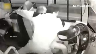 乘客突扯駕駛方向盤　巴士整輛撞山壁