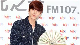 Bii畢書盡新專輯強勢回歸「光之書」祝福他發光發熱，實體電話簿讓他好人緣不斷線。（記者邱榮吉/攝影）