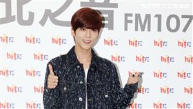 Bii畢書盡新專輯強勢回歸「光之書」祝福他發光發熱，實體電話簿讓他好人緣不斷線。（記者邱榮吉/攝影）