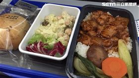 飛機餐,空姐送餐。（圖／記者簡佑庭攝）