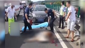 躺男友腿上睡…女沒繫安全帶　追撞重擊「拋飛窗外」慘死！
澎湃新聞