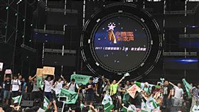 台大維安考量　中國新歌聲活動取消台大學生24日抗議校方將田徑場租借給中國大陸選秀節目舉辦音樂會，造成跑道受損，更嚴重影響學生受教權。主辦單位應校方要求，基於維安因素取消活動。中央社記者繆宗翰攝　106年9月24日