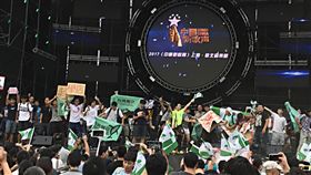 台大維安考量　中國新歌聲活動取消台大學生24日抗議校方將田徑場租借給中國大陸選秀節目舉辦音樂會，造成跑道受損，更嚴重影響學生受教權。主辦單位應校方要求，基於維安因素取消活動。中央社記者繆宗翰攝　106年9月24日