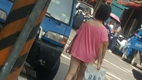 卸貨擋路…小女孩這樣回　讓他好感動