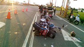 哈雷重機連環撞  疑精神不濟釀禍通霄警分局26日指出，四名哈雷重型機車車友，相約從桃園到大甲車遊，行經苗栗縣苗140線路口，騎在最後方的翁姓騎士疑似精神不濟，追撞前車，四部哈雷撞成一團，損失慘重。（民眾提供）中央社記者管瑞平傳真  106年9月26日