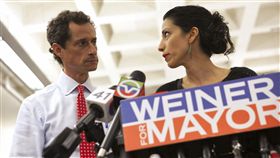 希拉蕊私人助理亞珮汀（Huma Abedin）與已分居丈夫維諾（Anthony Weiner）（圖／路透社／達志影像）