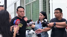 統促黨楊紹瑞、胡大剛及白狼次子張瑋前來大安分局應訊（楊忠翰攝）