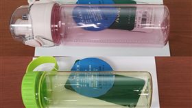 「歐都納」運動水壺與標榜耐熱溫度不符。