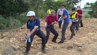 男遇警盤查嚇到跳山谷　警消驚險忙翻
