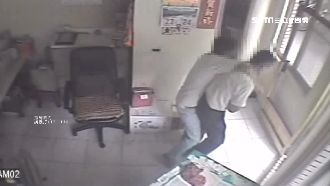 啃老男討錢不成　亮刀挾持管理員交錢