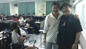 李恕權和許效舜在課堂上相見歡/開南大學提供