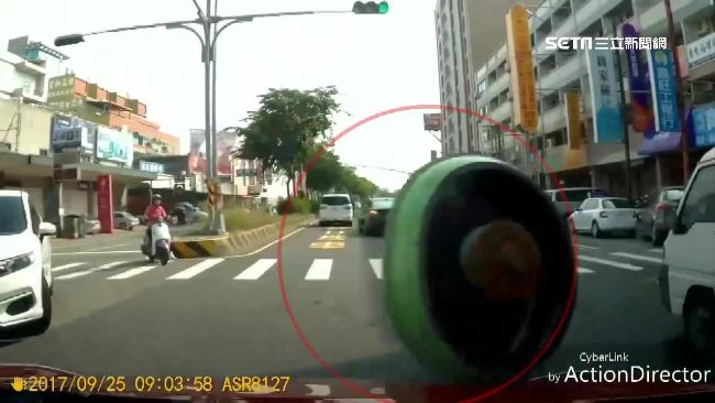 1噸重機具滾落馬路　2車險被撞翻