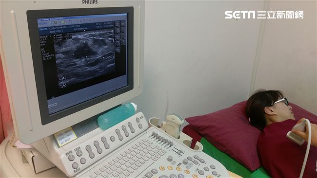 乳房篩檢…天兵婦「髮夾夾奶」痛慘叫