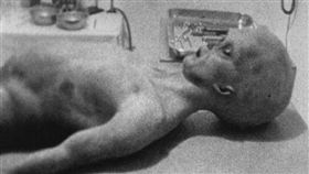 紀錄片,羅斯威爾外星人解剖(圖/推特)