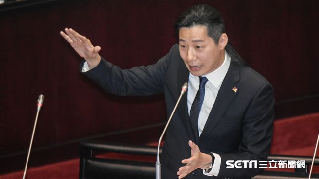 謝龍介上身？　林昶佐用台語質詢賴揆