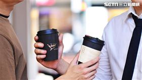 終於開了！相信只要有到過燦坤內湖總部大樓的人，都很想問，位在該大樓一樓的金鑛咖啡何時要開幕？業者今（26）天宣布，台北堤頂門市將於明天開幕，慶開幕，9月27日至9月30日全台金鑛門市同慶，期間享飲品第二杯5折優惠、2吋小蛋糕2入8折優惠。