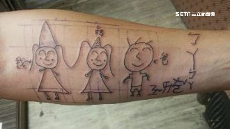 愛女遺物「手繪全家福」　父刺青悼念