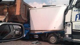 南屯區台74線中彰快速道路發生嚴重車禍。
