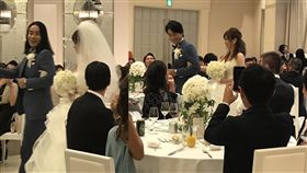 １６：９
新郎婚結到一半剪頭毛　賓客看傻以為「有2個老公」
圖／翻攝自sohganizer Twitter
https://twitter.com/sohganizer/status/911432402186076160