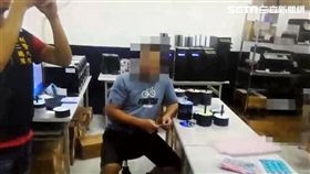 保二總隊接獲日本財產振興協會跨海提告，歷經4個月跟監蒐證，日前率隊前往三重及中壢等據點查緝，當場查扣逾5千片盜版AV光碟，侵權金額高達501萬元，警方訊後依違反著作權法及妨害風光等罪送辦（翻攝畫面）