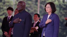 蔡英文總統以隆重軍禮歡迎索羅門群島蘇嘉瓦瑞（Hon. Manasseh Sogavare）。（總統府提供）