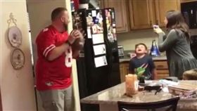 美國,父子,拔牙（圖／翻攝自YouTube）