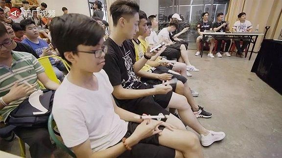 宅男靠轉筆成網紅　交滿滿朋友大翻身