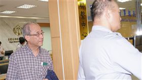 永豐金弊案　前元太科技董座劉思誠交保涉入永豐金控弊案遭通緝的前元太科技董事長劉思誠（左）26日搭機返台接受檢方調查；檢察官訊後依違反銀行法諭令以新台幣300萬元交保。中央社記者王揚宇攝　106年9月26日