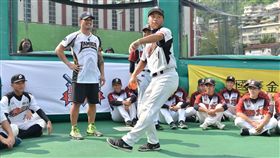 ▲陽耀勳現身棒球樂園活動，指導學生選手打球。（圖／大漢行銷提供）