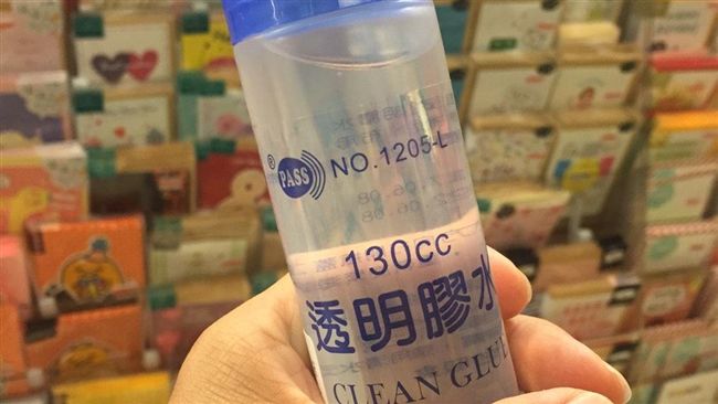 餓到受不了…同學竟把膠水漿糊往肚吞
