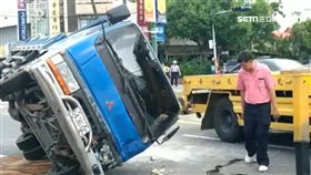 休旅車迴轉撞貨車　「滿載大理石」全毀賠20萬
ＳＯＴ