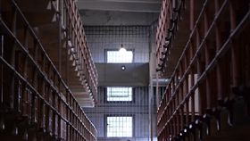 監獄
https://www.flickr.com/photos/alexanderkafka/14929841472/in/photolist-oKikHS-Vcd8ku-U4dvuQ-U7NF6X-CME7zv-CMEwE4-3ycLpZ-fppNdU-CKpTWf-9fBf9z-4EaKkc-bNLFPa-8t1YdT-byTHXc-RATo4m-SHJUNr-osRchQ-8zYJny-f